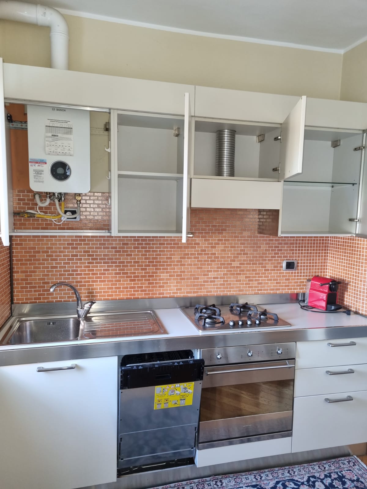 Piccola Cucina lineare con elettrodomestici - immagine 2