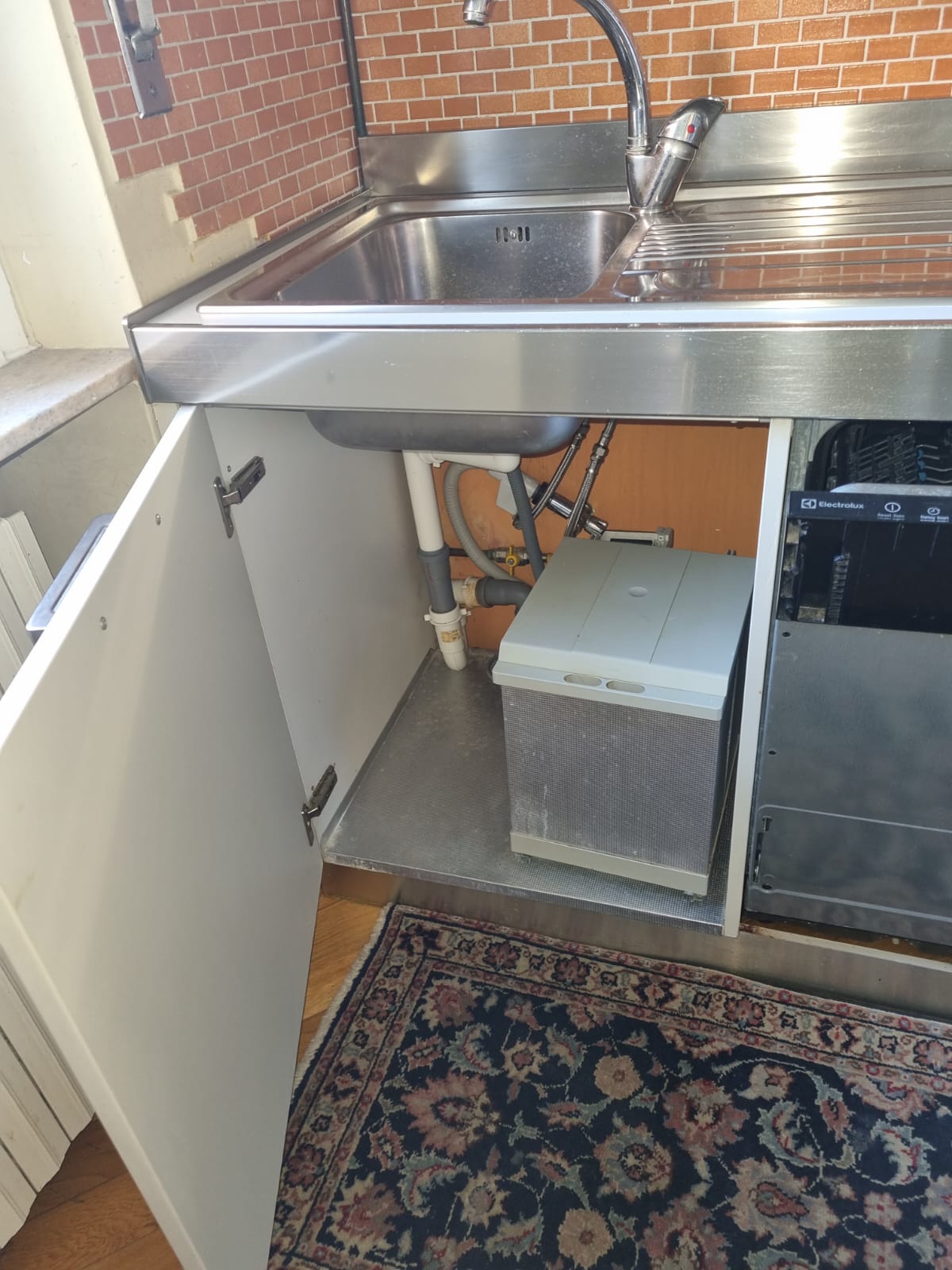 Piccola Cucina lineare con elettrodomestici - immagine 4