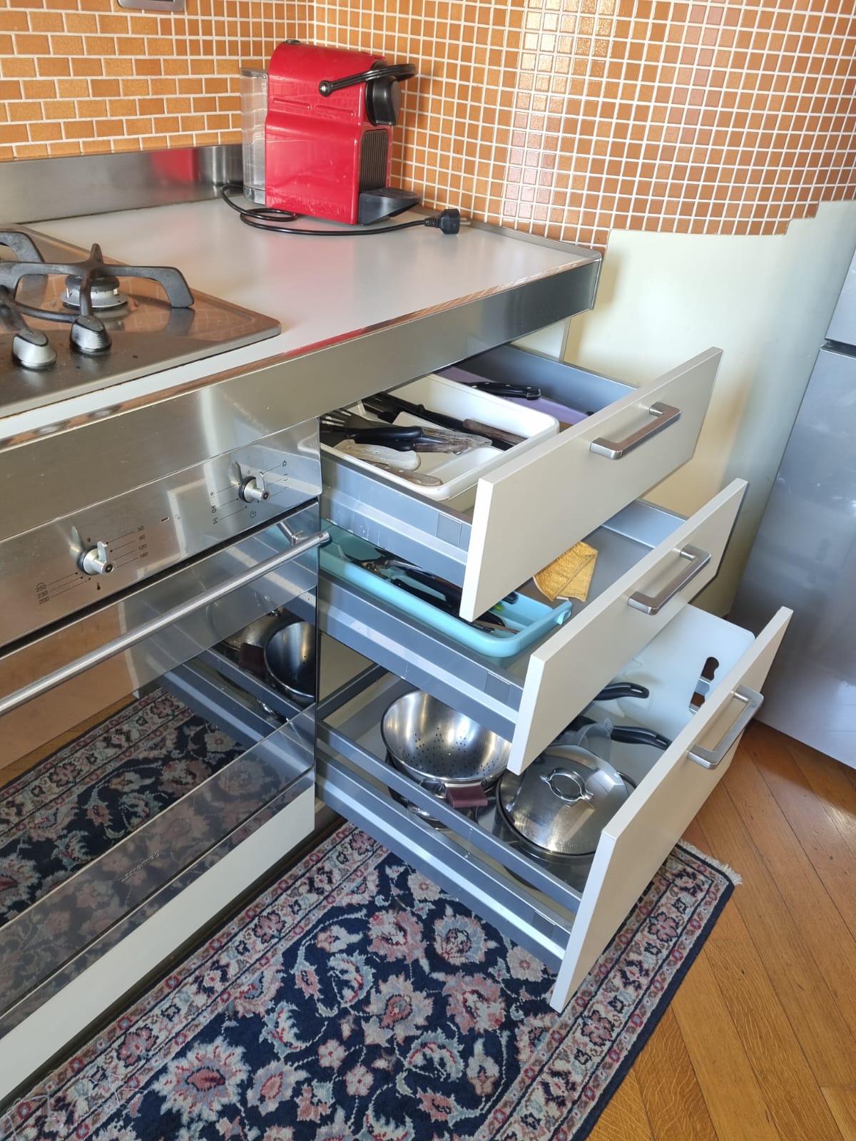 Piccola Cucina lineare con elettrodomestici - immagine 6