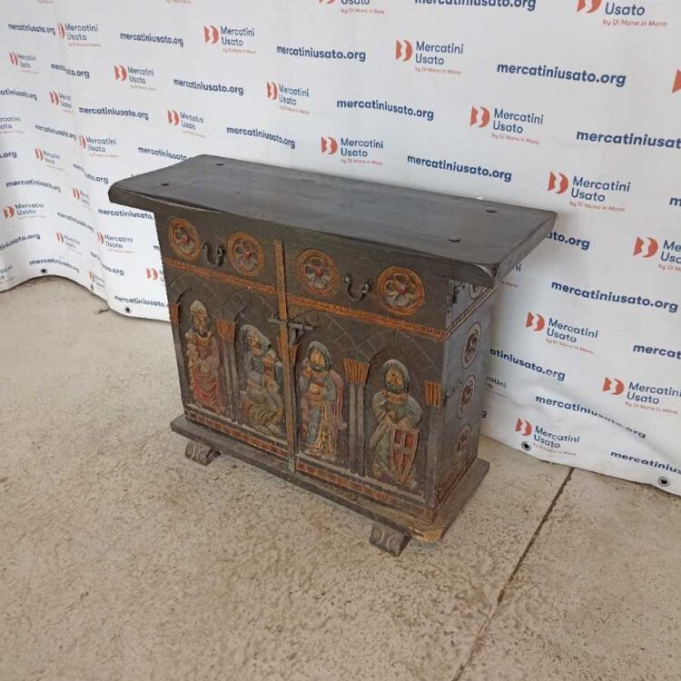 Piccola Credenza intagliata e decorata