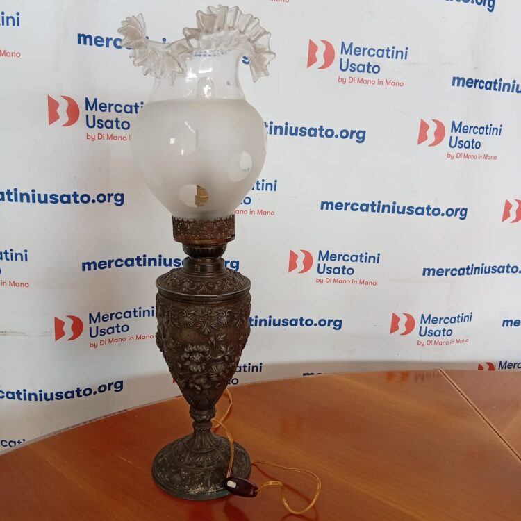 Lampada Ad Olio In Metallo Sbalzato