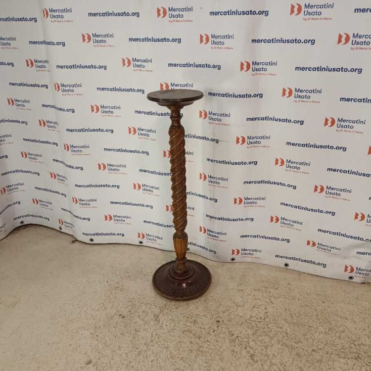 Colonna Portavasi intagliato in stile