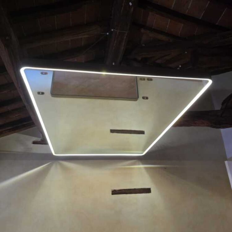 Grande Specchio Retroilluminato da soffitto